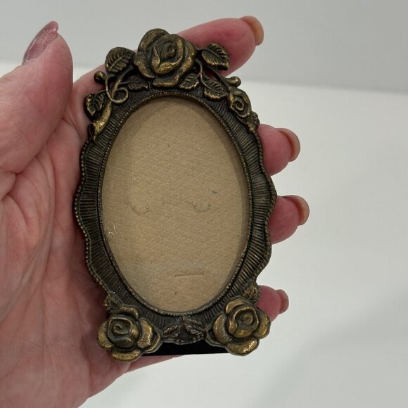 VTG Brass? The Weston Gallery Miniature Oval Floral Relief Metal Easel Frame - Picture 2 of 11